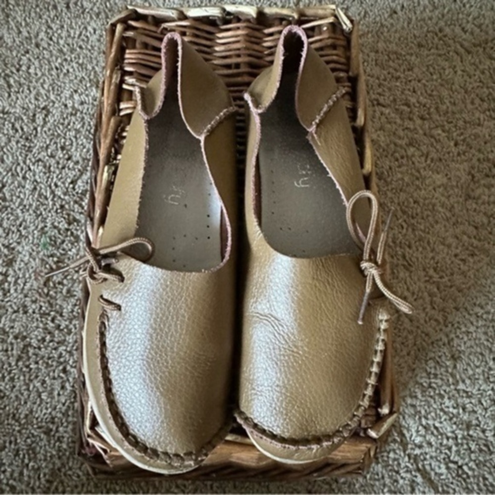 SOCOFY Womens Tan Leather Slip On Moccasin Shoes Size 39 EUC